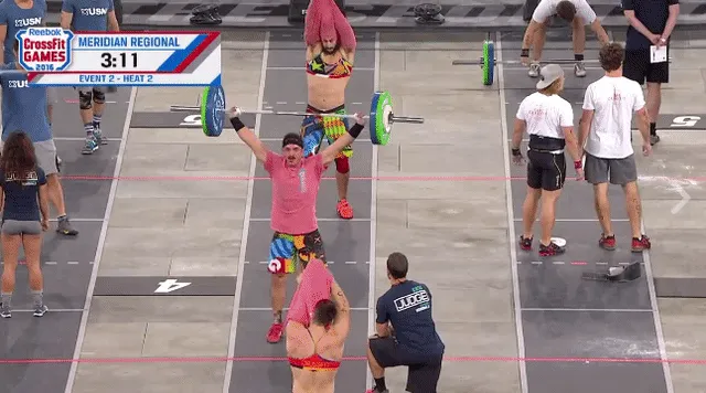 Мужская команда по CrossFit облачилась в спортивные бюстгальтеров