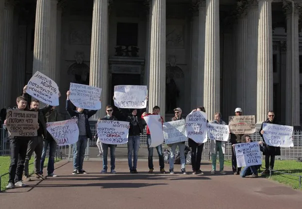 Я против абортов, потому что я мудак: в Питере высмеяли пролайферов