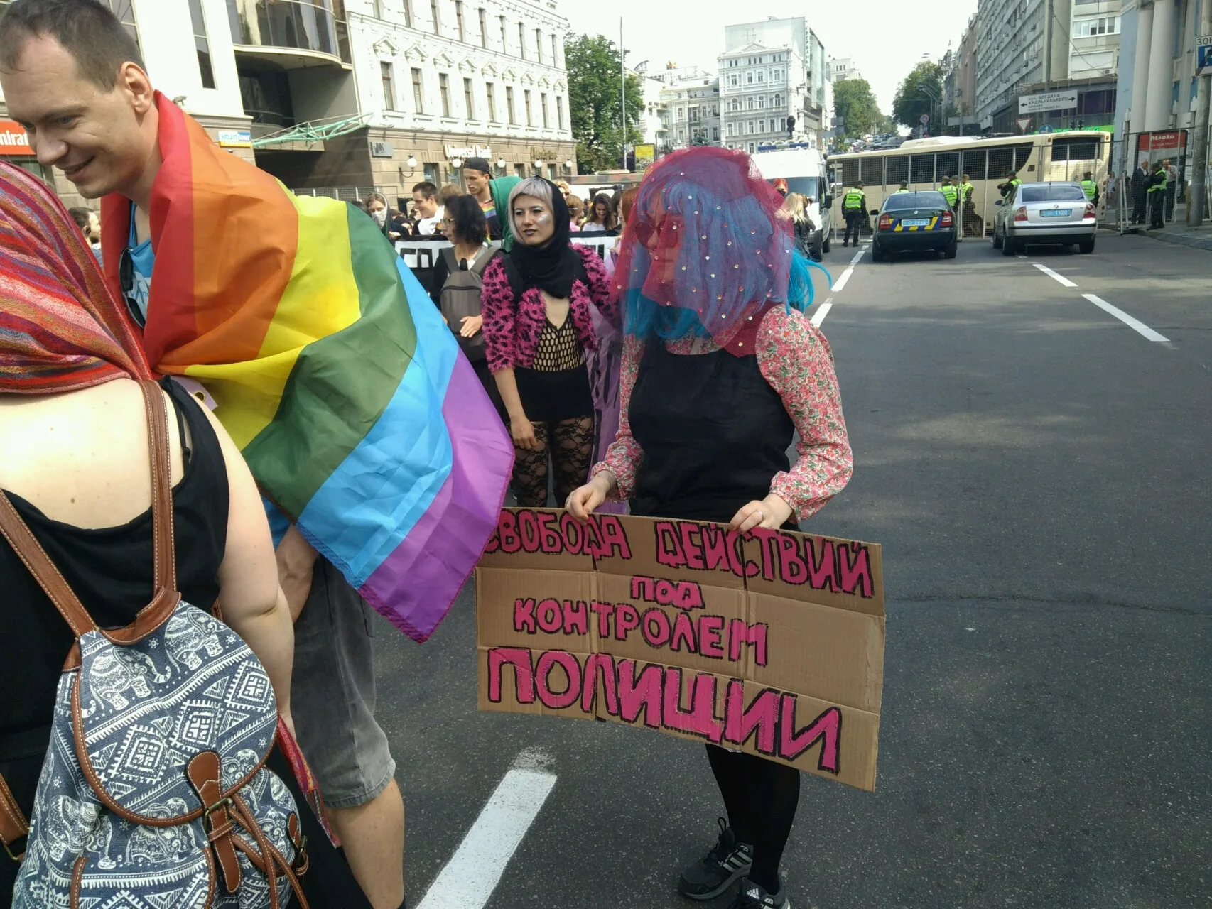 Кто и зачем принес плакат
