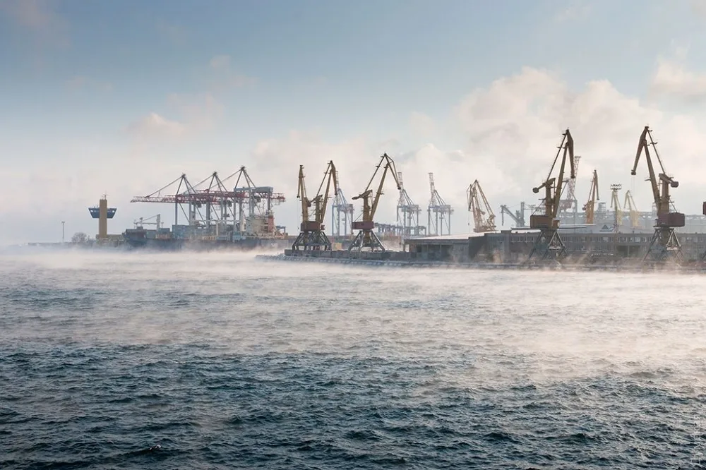 Море в Одессе кипит