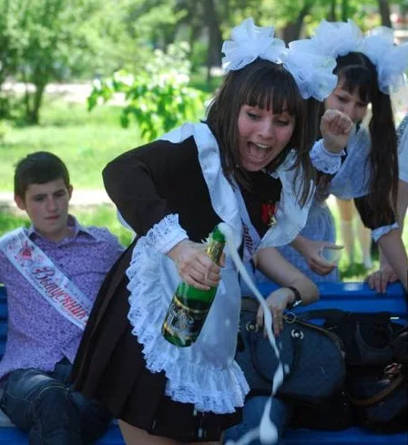 Последний звонок: перебираем фото-архивы праздника