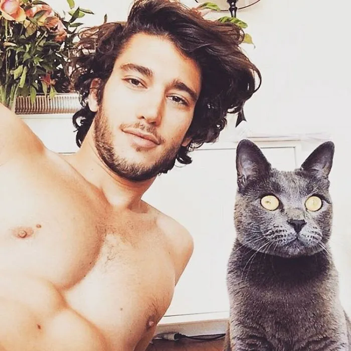 Instagram-гонка: парни фотографируются с котиками ради популярности