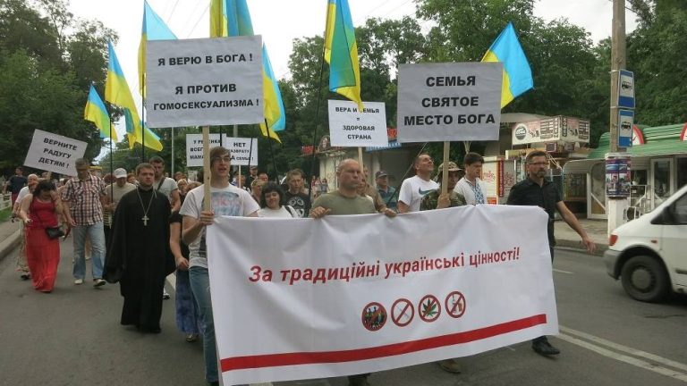 Чем люди старше и менее образованны, тем они консервативнее