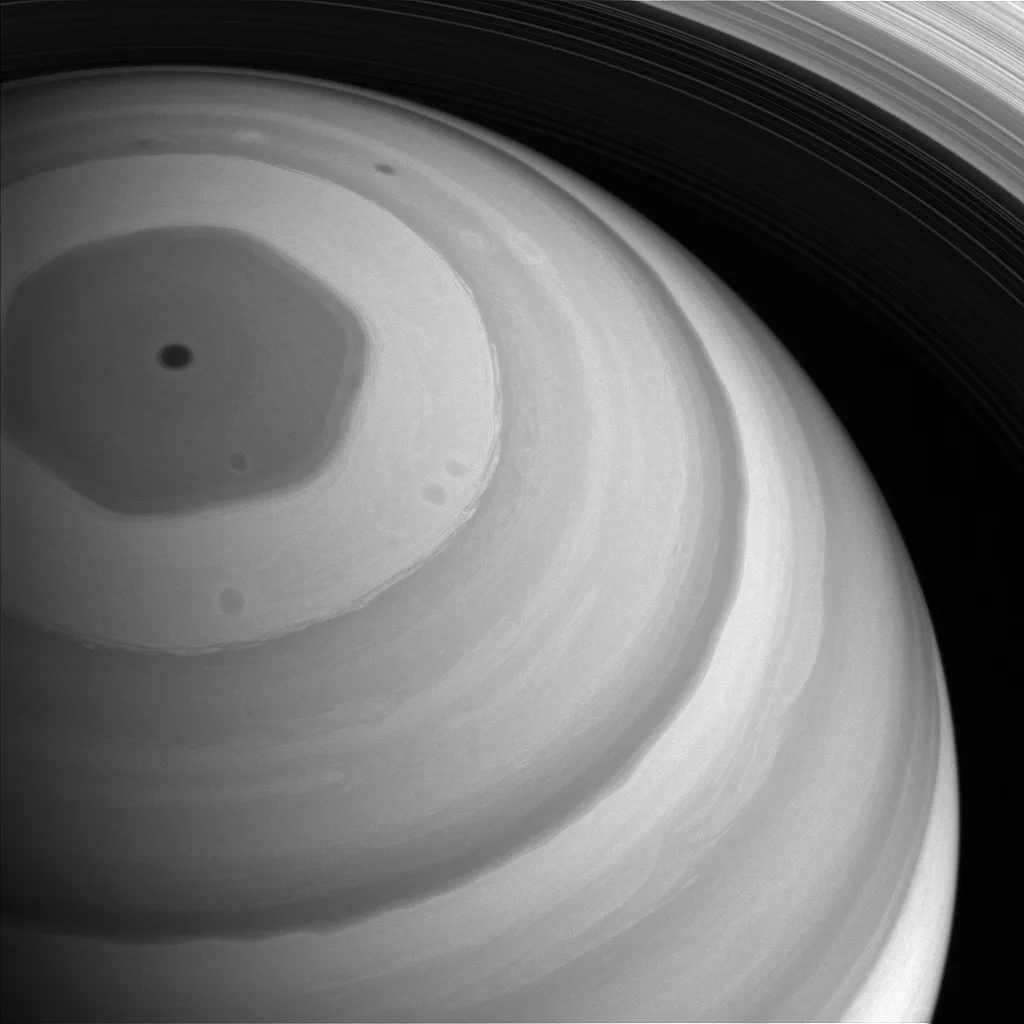 Покоряя космос: 10 лучших фото Сатурна и его спутников за 2016 год от NASA