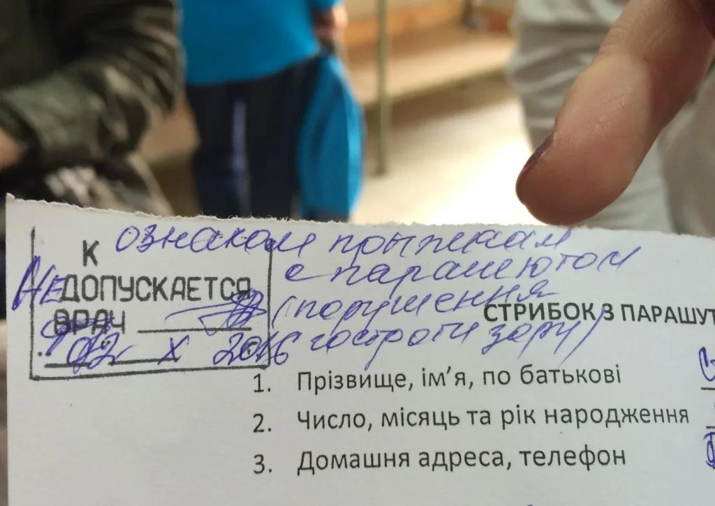 Вы нестандартные люди: незрячим девушкам не позволили прыгать с парашютом