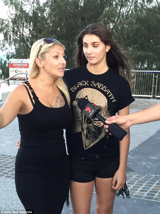 Соцсети разъярились, что Мадонна раздела на сцене 17-летнюю фанатку