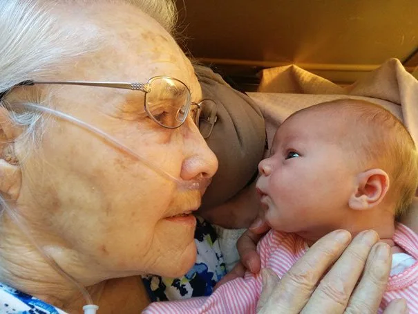 92-летняя бабушка впервые видит внучку