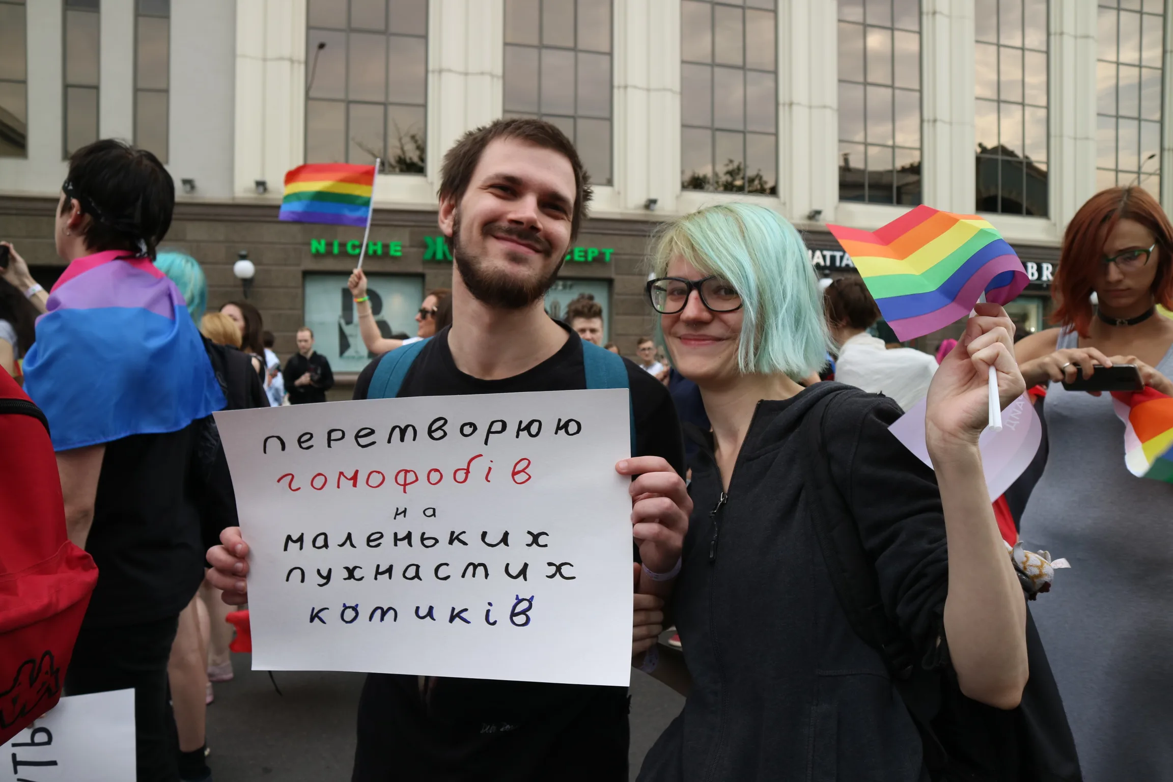 Мы сильнее ненависти. Лучшие плакаты Марша Равенства 2018