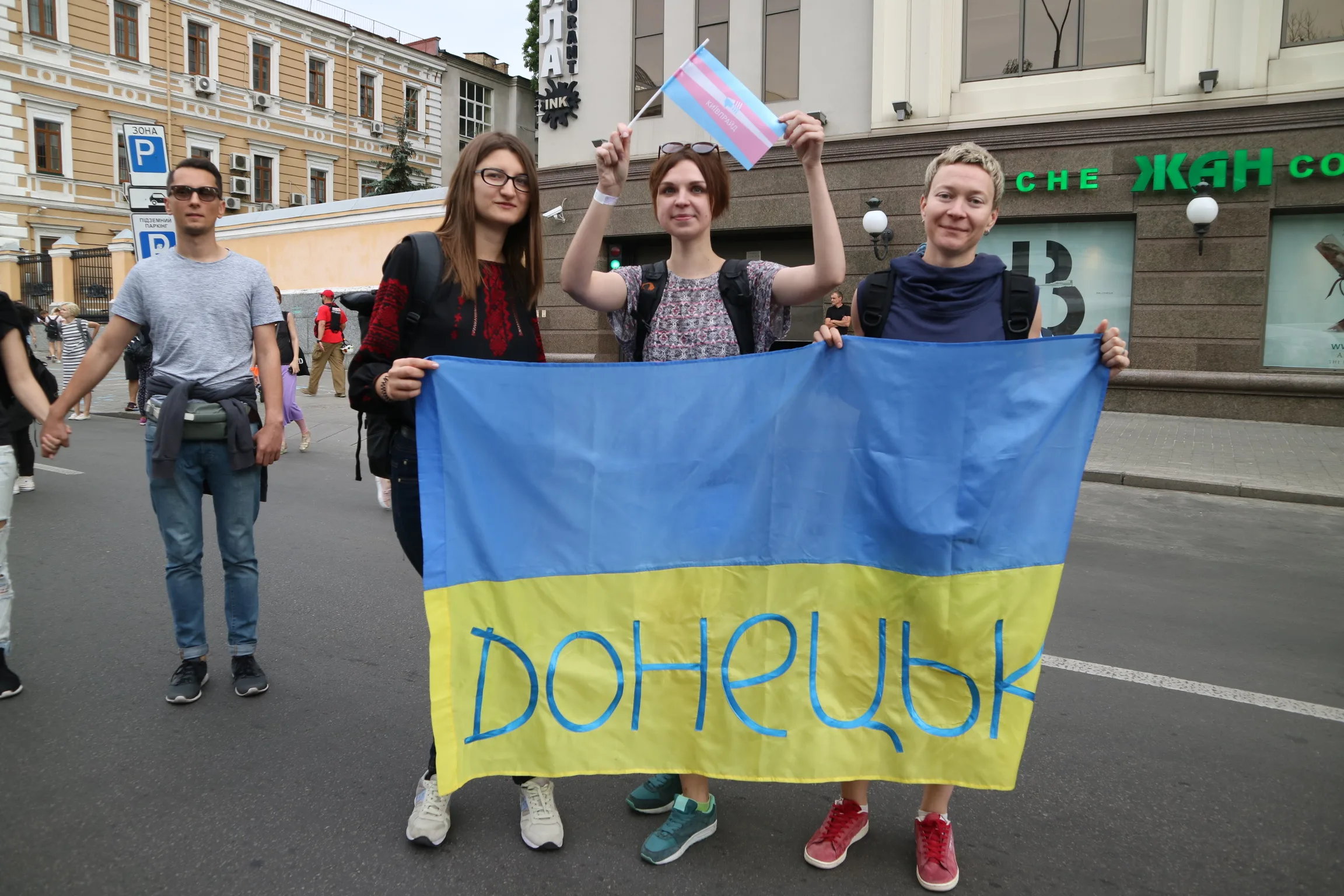 Мы сильнее ненависти. Лучшие плакаты Марша Равенства 2018