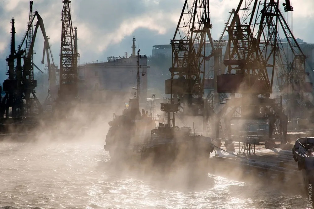 Море в Одессе кипит