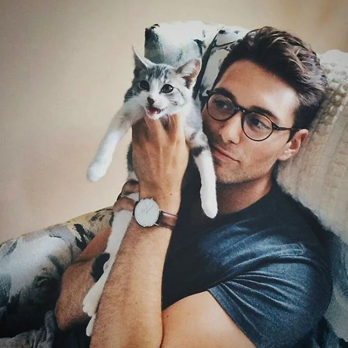 Instagram-гонка: парни фотографируются с котиками ради популярности