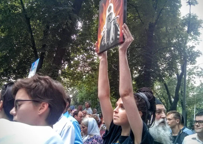 На молебне в Киеве полиция задержала девушку за молчаливый протест