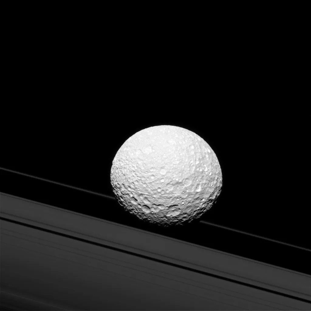 Покоряя космос: 10 лучших фото Сатурна и его спутников за 2016 год от NASA