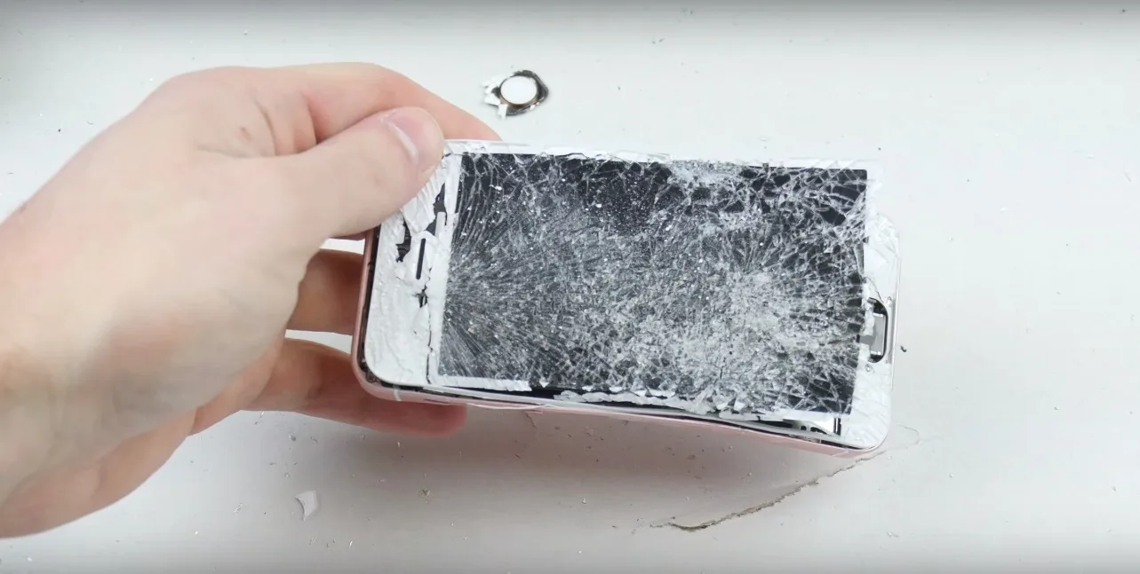 Бешеный парень измолотил новенький iPhone и выложил видео в Youtube