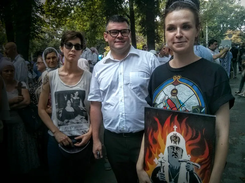 На молебне в Киеве полиция задержала девушку за молчаливый протест