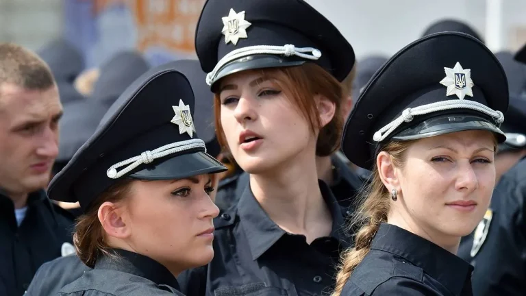Треть патрулирующих улицы - девушки.