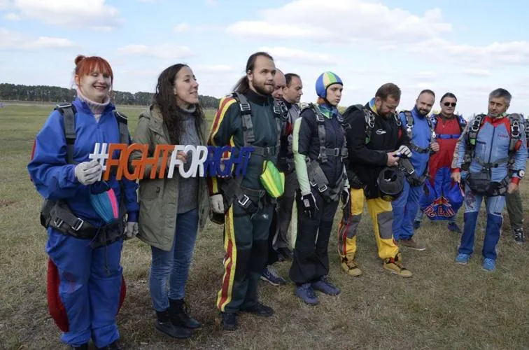 С парашютом прыгнуть проще, чем организовать доступность города: незрячие люди покорили небо