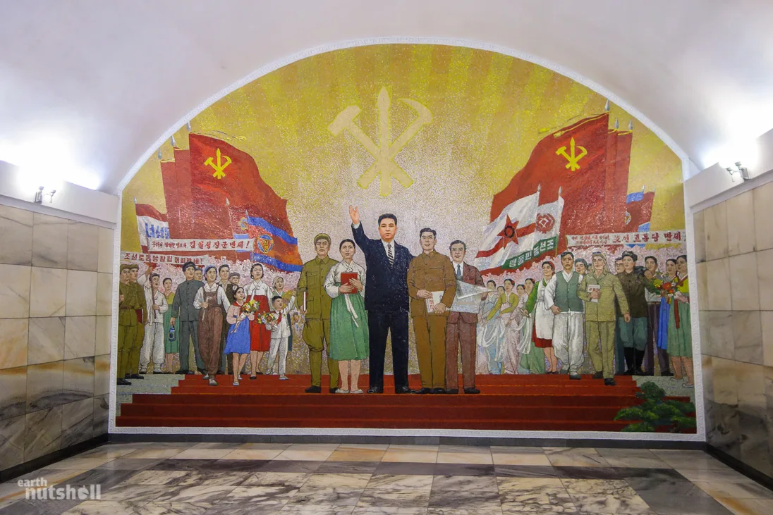 Коммунистические фрески и памятники: фотограф тайно запечатлел Пхеньянское метро