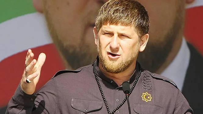 В видеоролике в поддержку флешмоба ученики чеченских школ держат таблички с надписями "Кадыров - гроза Пятой колонны"