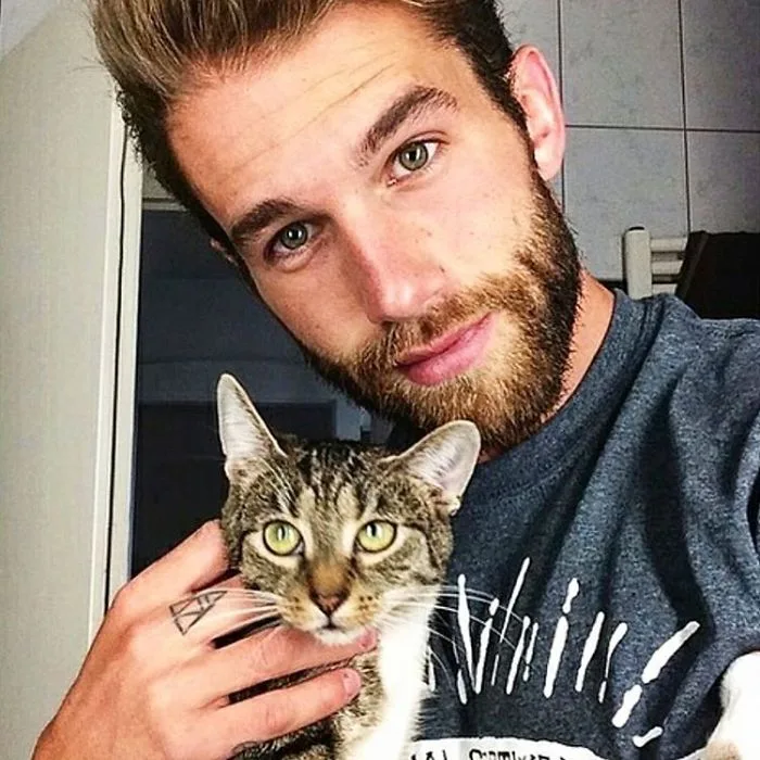 Instagram-гонка: парни фотографируются с котиками ради популярности