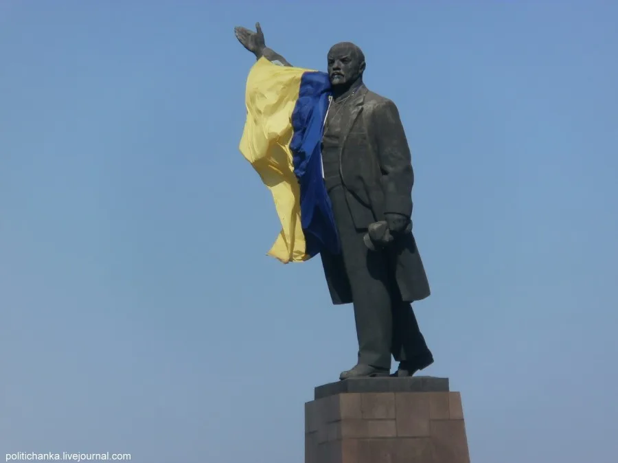 Гудбай, Ленин: как в Запорожье сносили памятник Ильичу