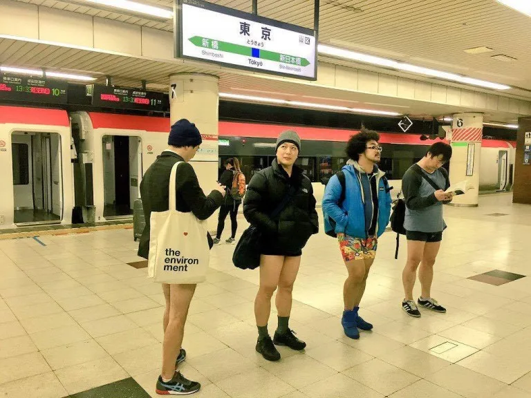 В метро без штанов: мир разделся для флешмоба