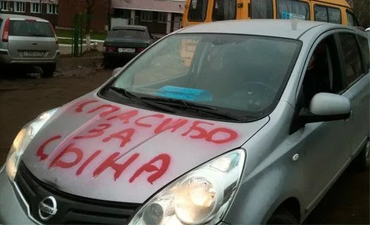 Счастливый отец устроил фейерверк у роддома