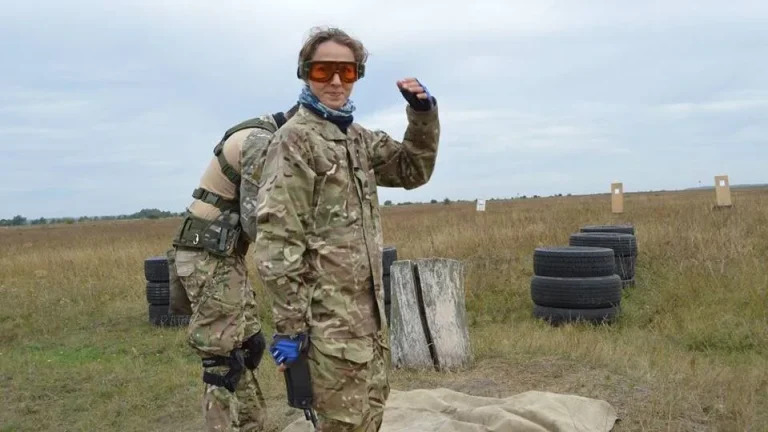 Даже будучи снайперкой на передовой, "официально" женщина могла значится кем-угодно