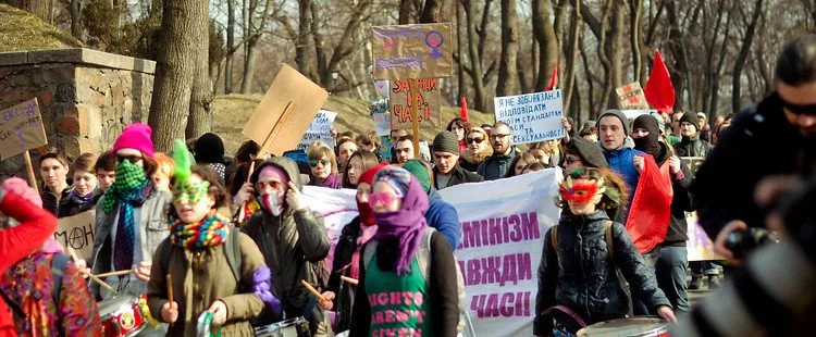 Как поздравить девушку с 8 марта без