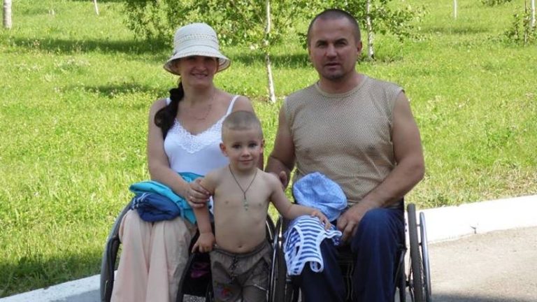 Родители даже не смогли попасть в заведение из-за отсутствия подъемников
