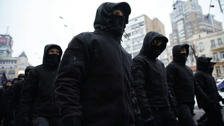 Досить часто доводилось спостерігати у представників правих сил переконання того, що мораль вища і важливіша за право і закони