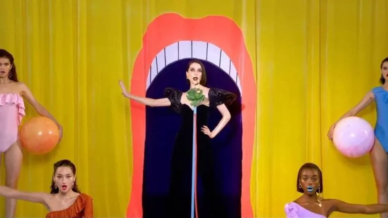 Кадр из клипа St Vincent "New York"
