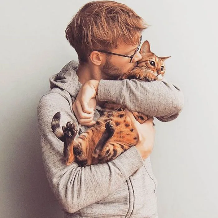Instagram-гонка: парни фотографируются с котиками ради популярности