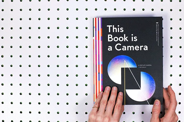 Книга с камерой внутри учит фотографировать