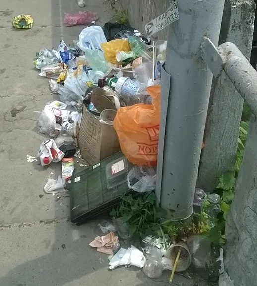Киеву не хватает урн: столица завалена мусором