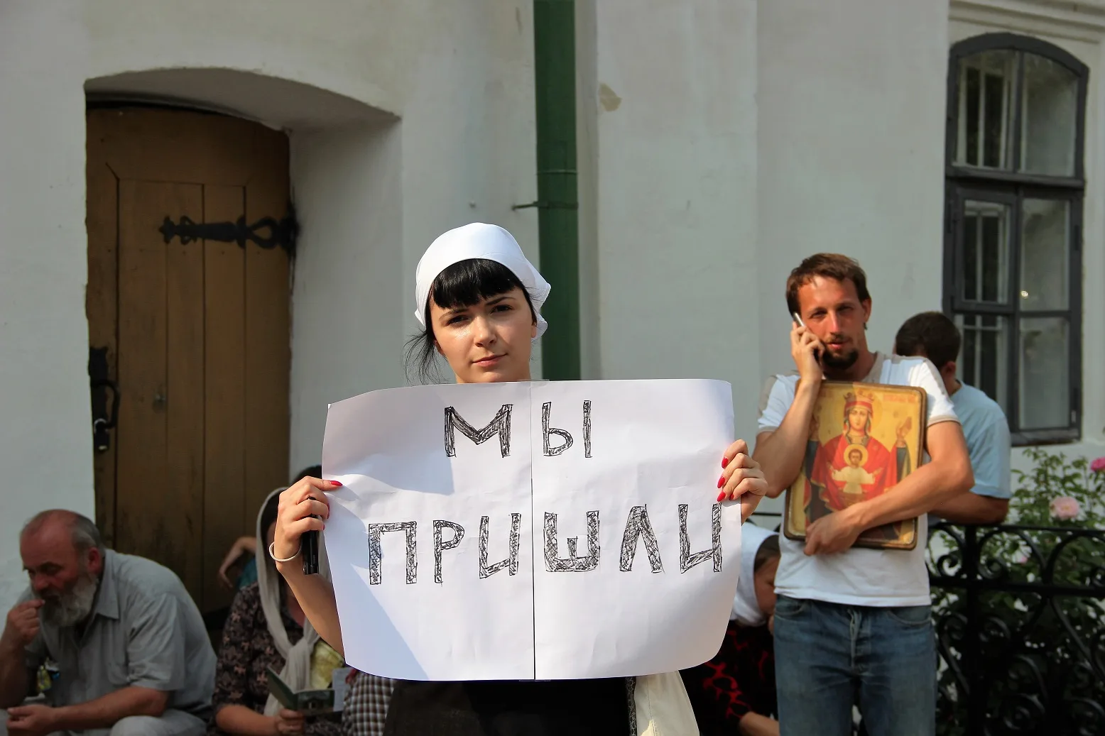 Украинские художники апроприировали крестный ход в Киеве